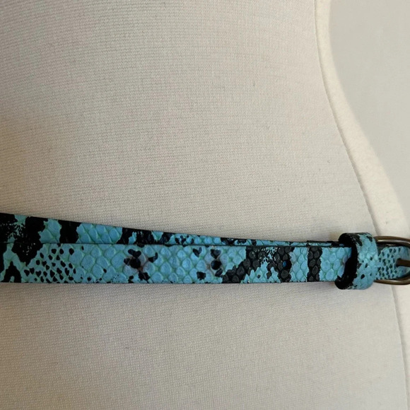 BDG Leather Snakeskin Skinny Belt Blue Size M Reptile Embossed Animal Print - Picture 4 of 10